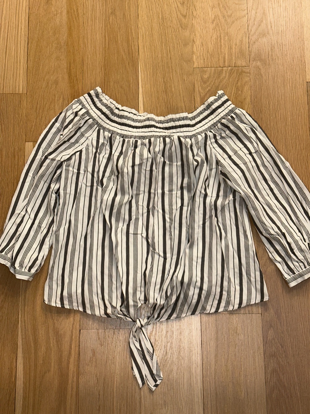 Dynamite Women’s Striped Off-Shoulder Tie-Front Blouse Size Medium.